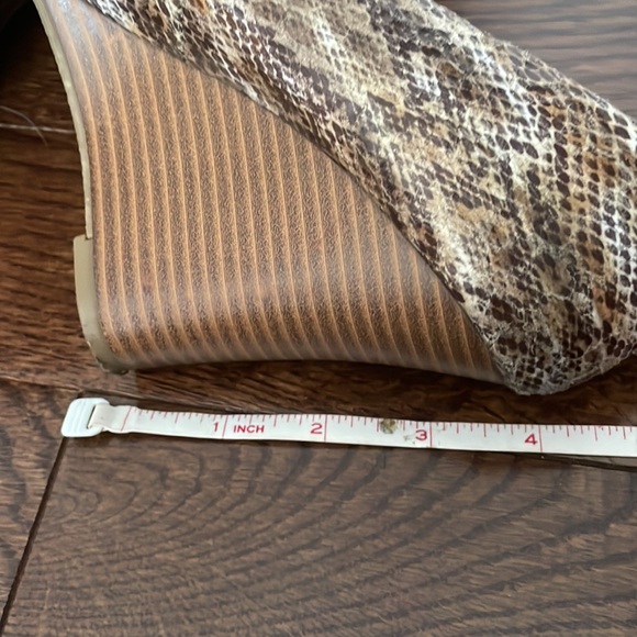 SNAKESKIN PRINT CLOSED TOE WEDGES - Picture 7 of 7